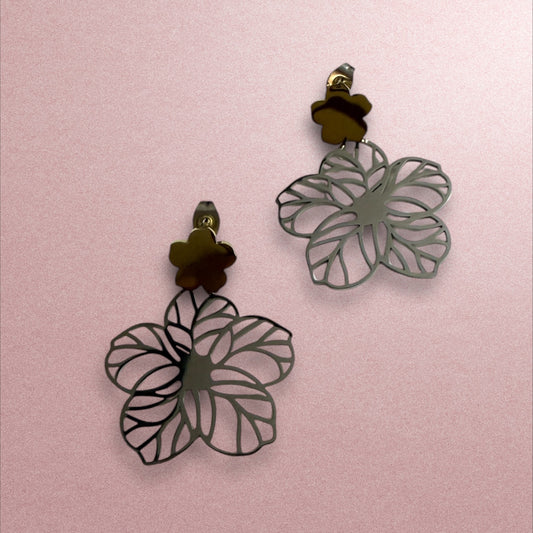 Floral Elegance: Delicate Cutout Earrings for a Graceful Touch